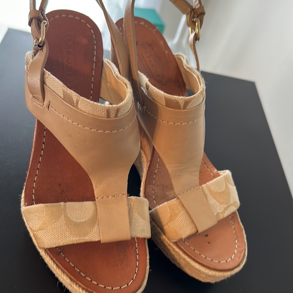 Coach women sandal size 6 tan color - Picture 3 of 11